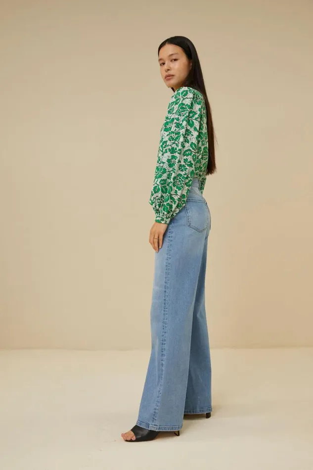 ByBar Blouses Vrouwelijk Rikki Batik Flower Blouse Batik Flower Print ByBar Blouses Vrouwelijk Rikki Batik Flower Blouse Batik Flower Print