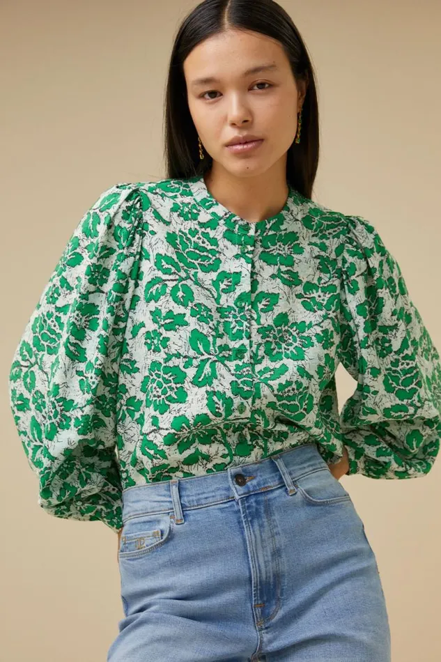 ByBar Blouses Vrouwelijk Rikki Batik Flower Blouse Batik Flower Print ByBar Blouses Vrouwelijk Rikki Batik Flower Blouse Batik Flower Print