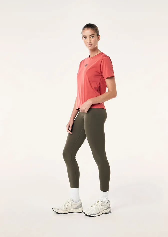 Tees PE Nation Women SHORELINE TEE IN WASHED BRICK RED
