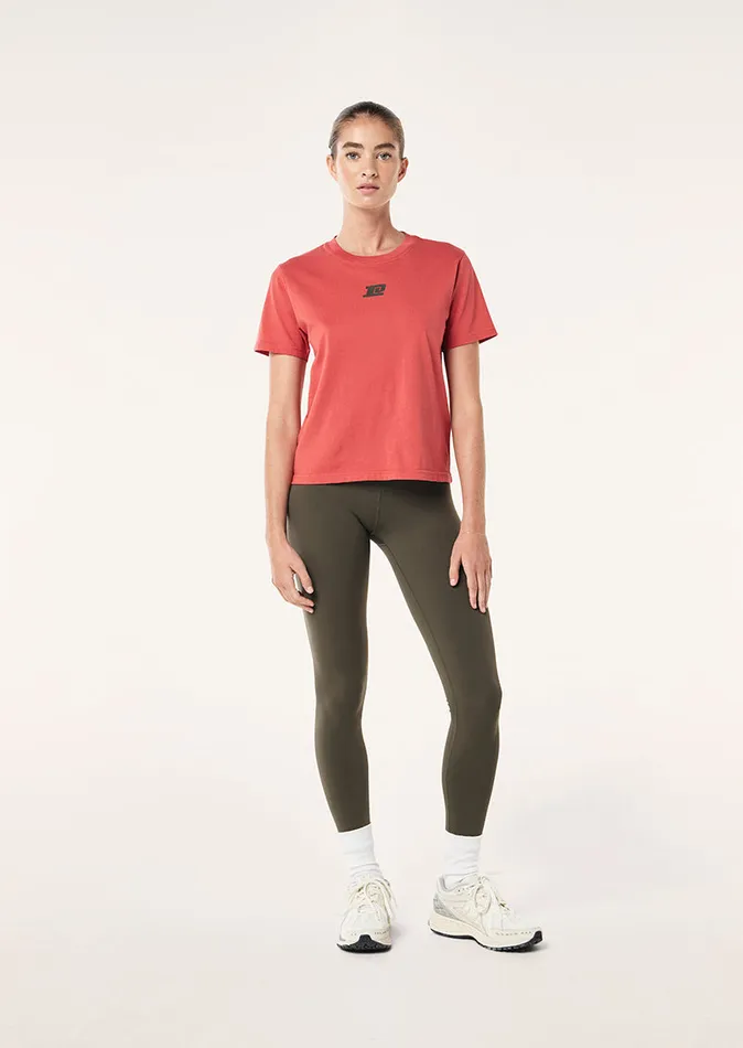 Tees PE Nation Women SHORELINE TEE IN WASHED BRICK RED