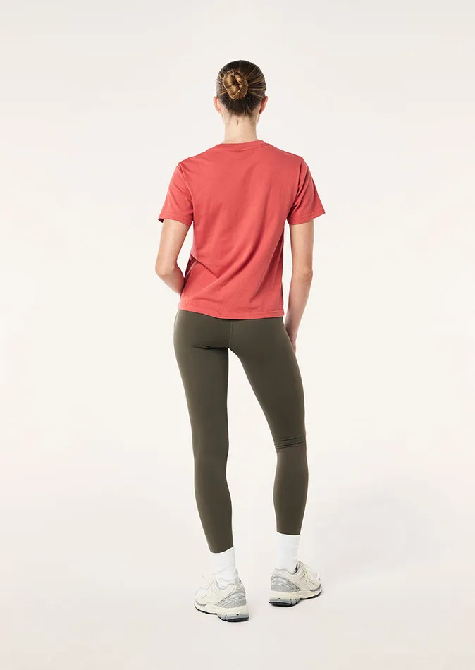 Tees PE Nation Women SHORELINE TEE IN WASHED BRICK RED