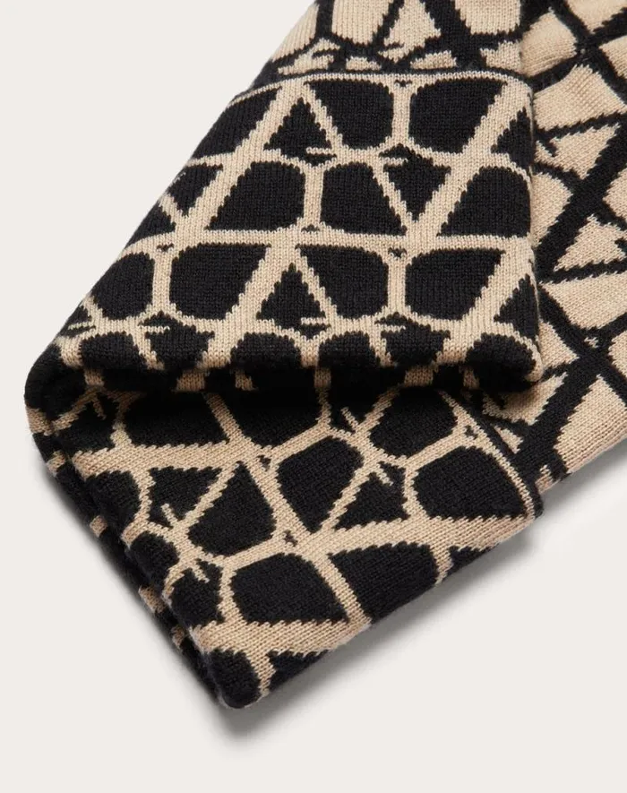 Valentino Hats And Gloves Woman Knitted Toile Iconographe Beanie In Cashmere And Silk For Woman In Beigeblack Beigeblack