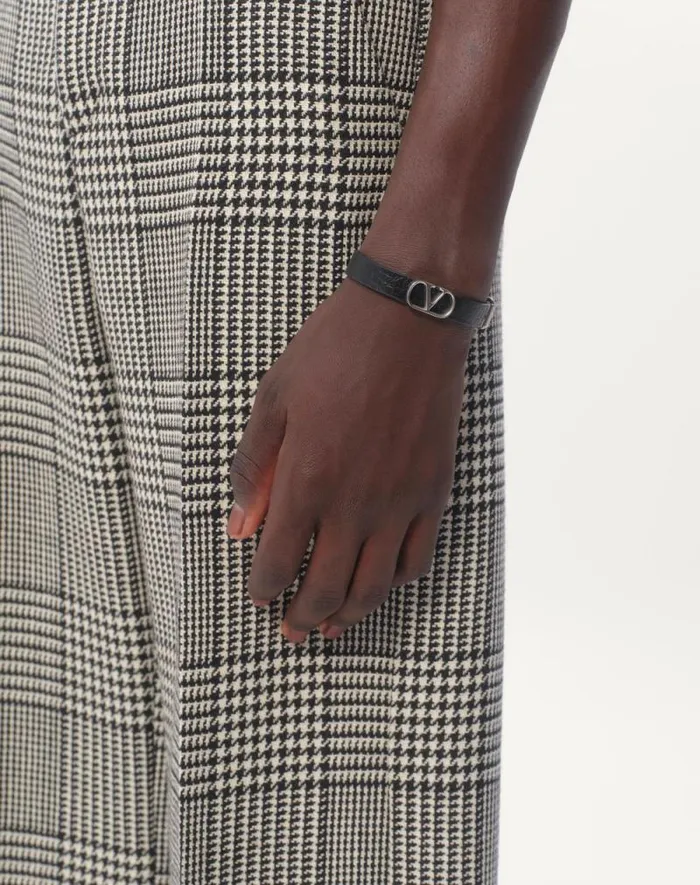 Valentino Jewelry Man Vlogo Signature Grainy Calfskin Bracelet For Man In Black Black Valentino Jewelry Man Vlogo Signature Grainy Calfskin Bracelet For Man In Black Black