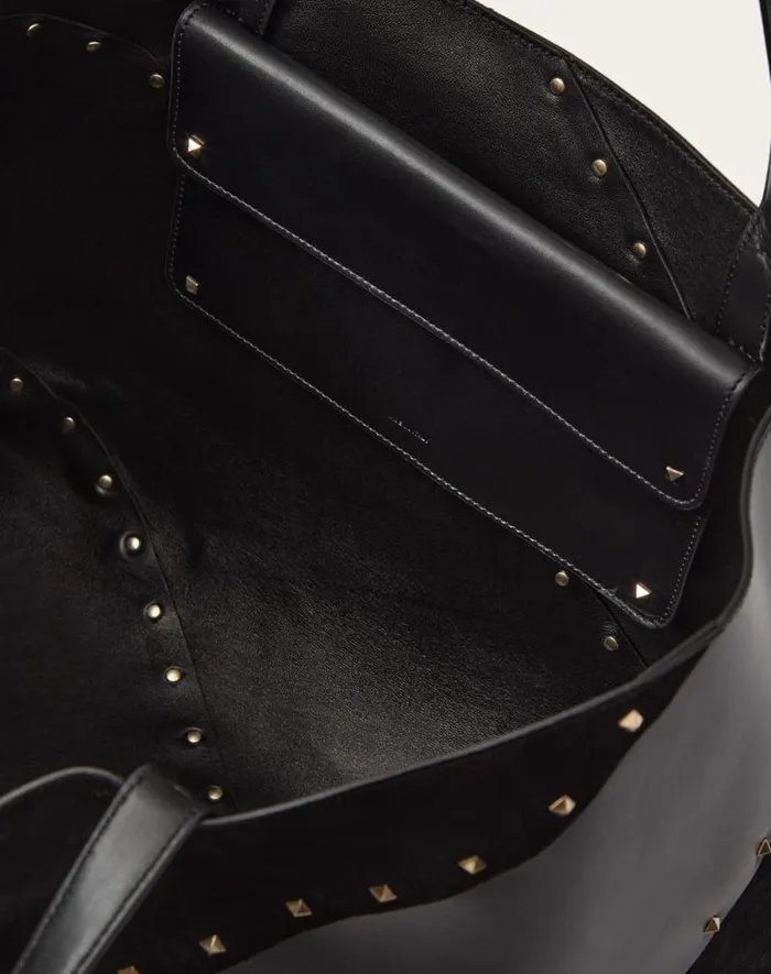 Valentino Totes Woman Valentino Garavani Shopping Bag Valentino Garavani Rockstud Wispy In Calfskin And Suede For Woman In Black Black