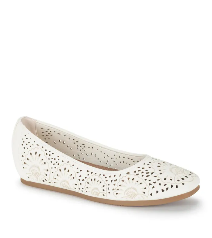 Women Baretraps Flats and Loafers Chika Casual Flat Cream