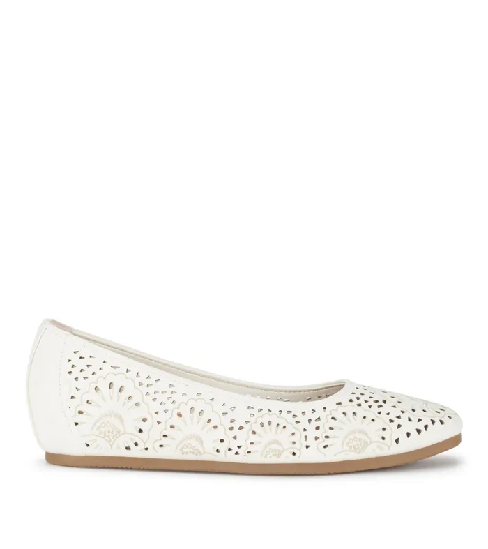 Women Baretraps Flats and Loafers Chika Casual Flat Cream