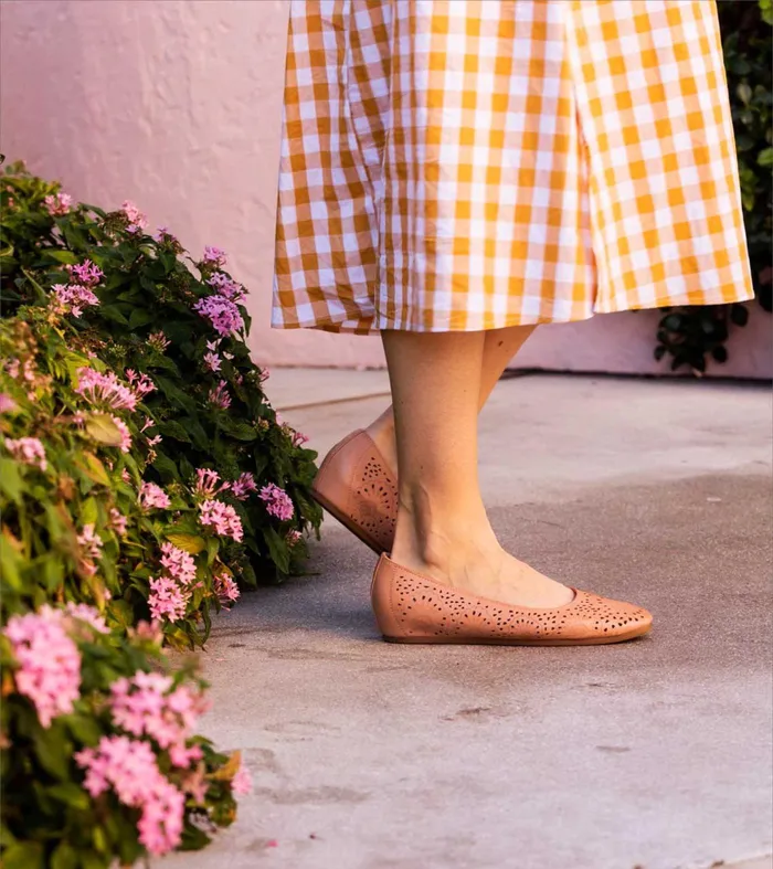 Women Baretraps Flats and Loafers Chika Casual Flat Rouge